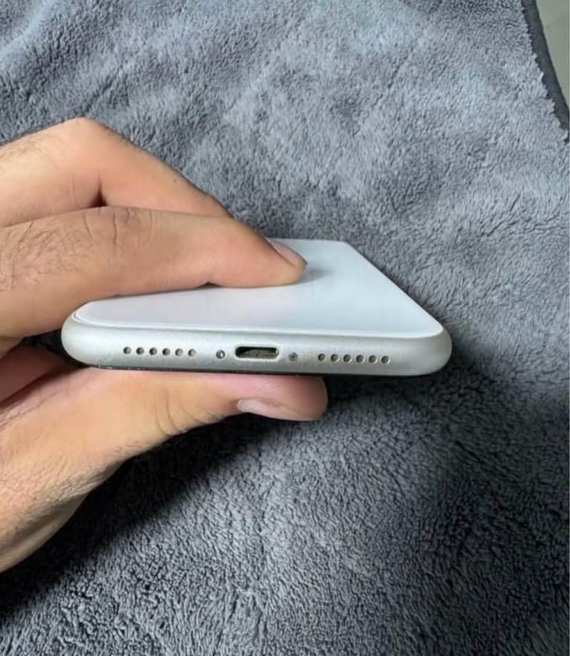 Apple iPhone 11 3