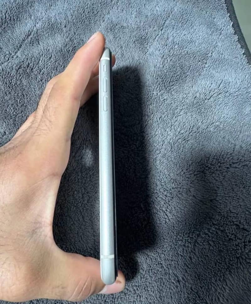 Apple iPhone 11 4