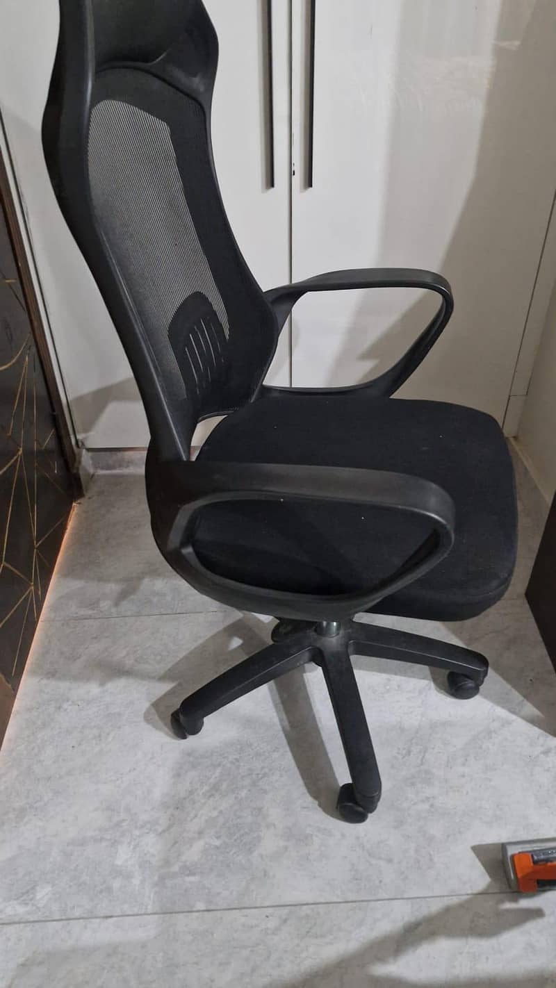 Computer Chair and table 3