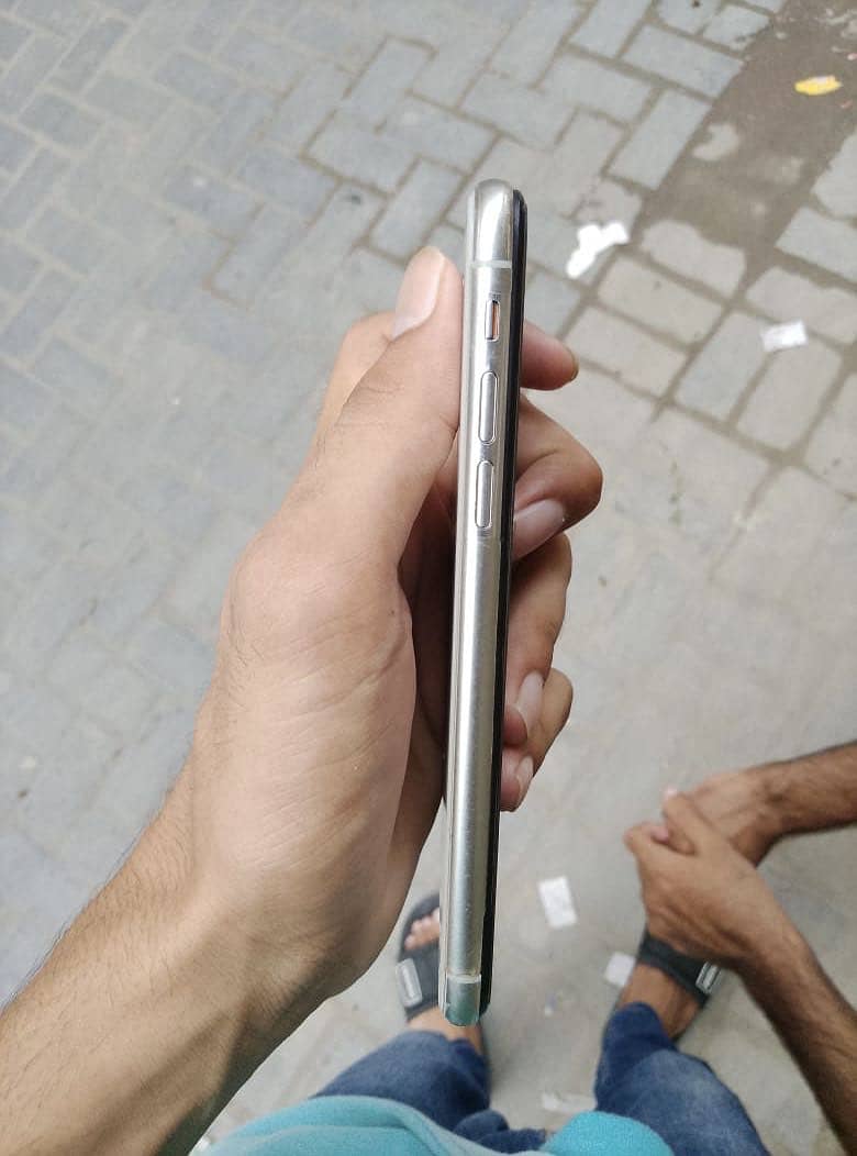 Apple iPhone X 3