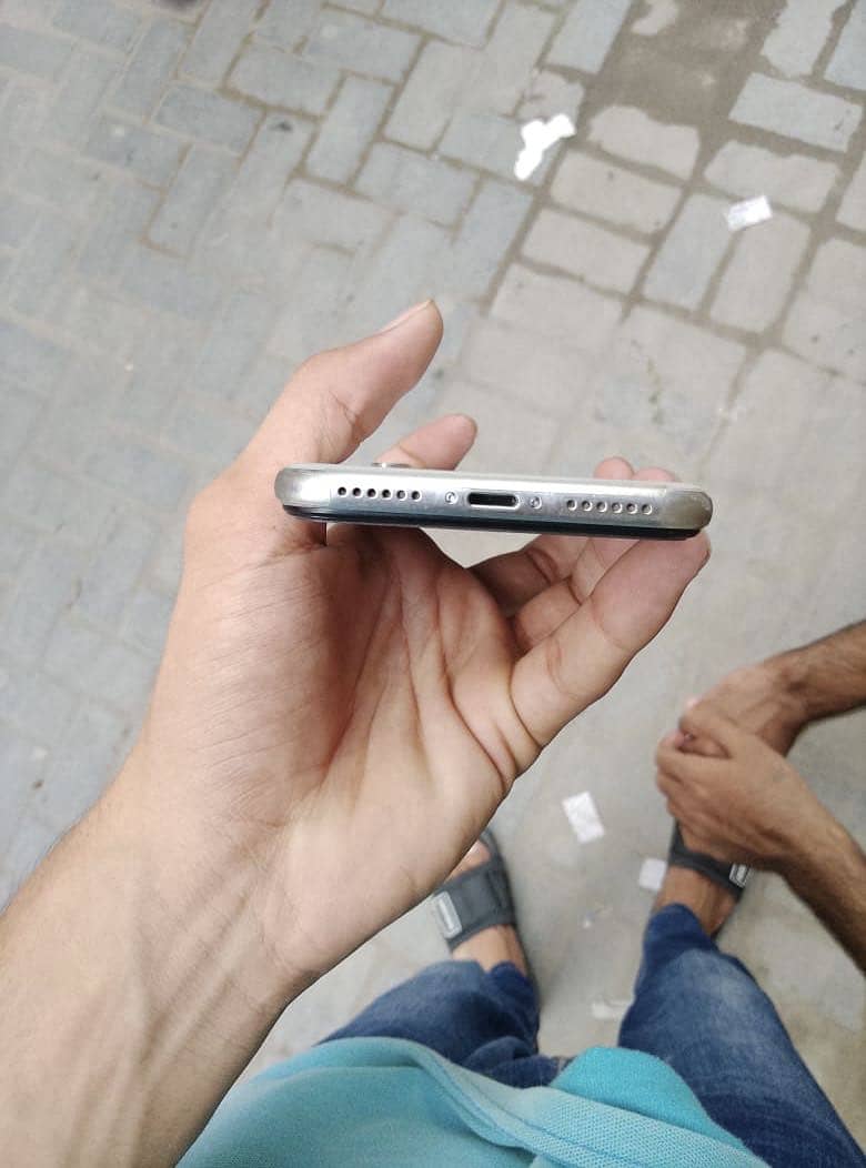 Apple iPhone X 4