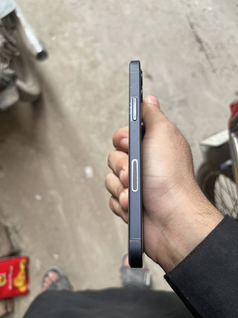 Apple iPhone 12 4