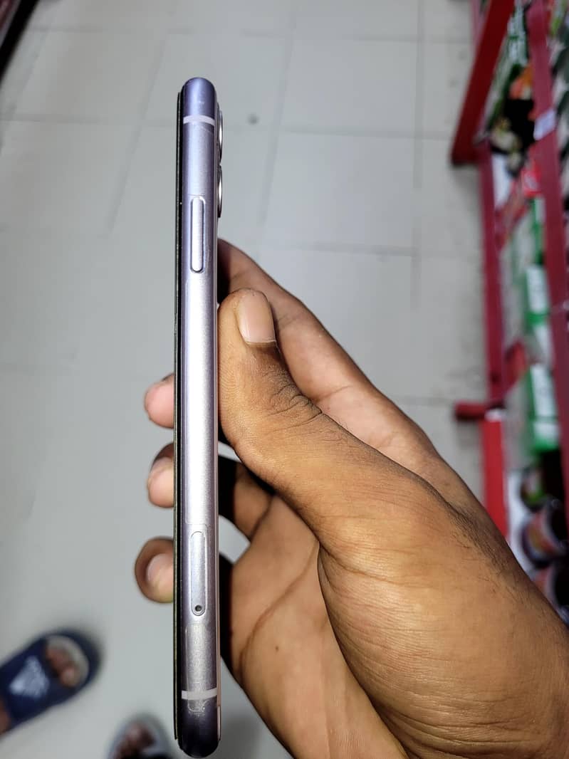 Apple iPhone 11 4