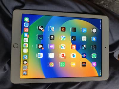 I Pad 5th Generation 128GB With Pen