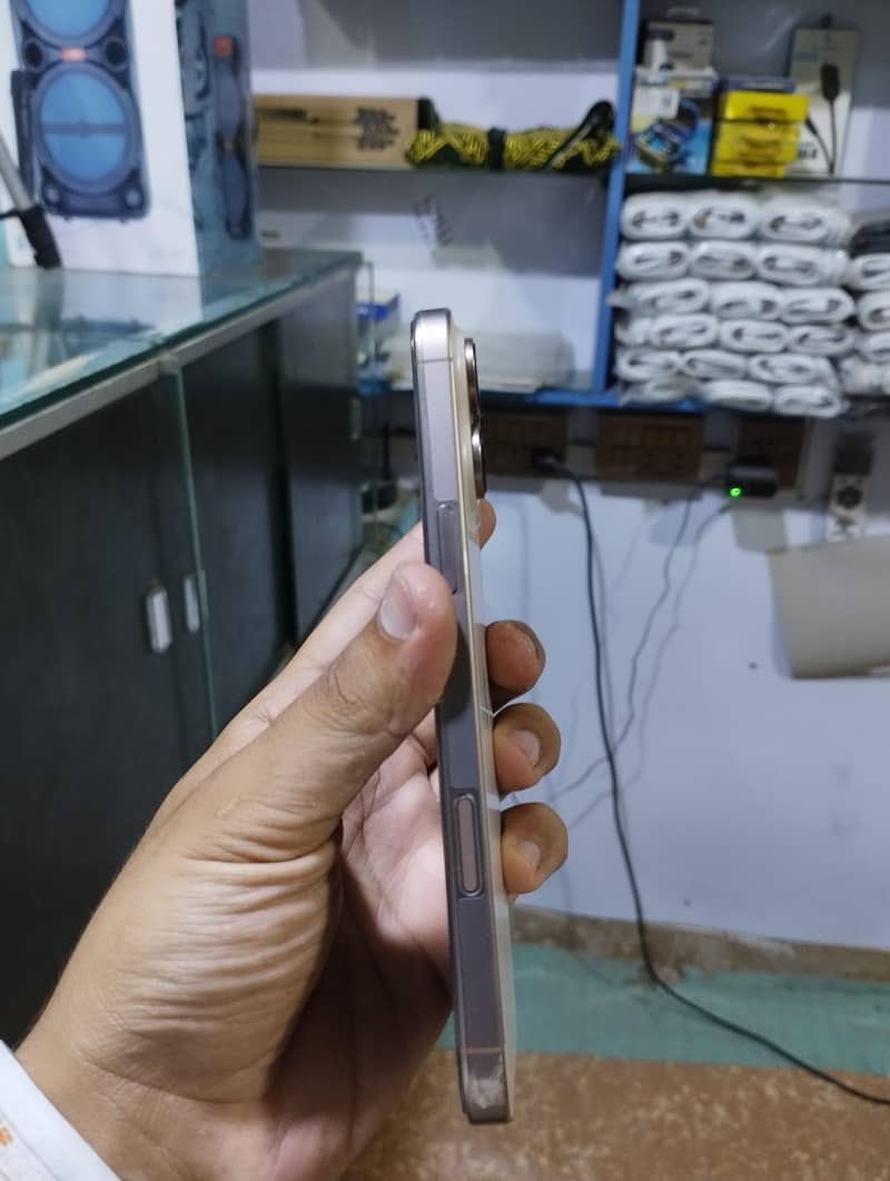 Apple iPhone 16 Pro Max 1