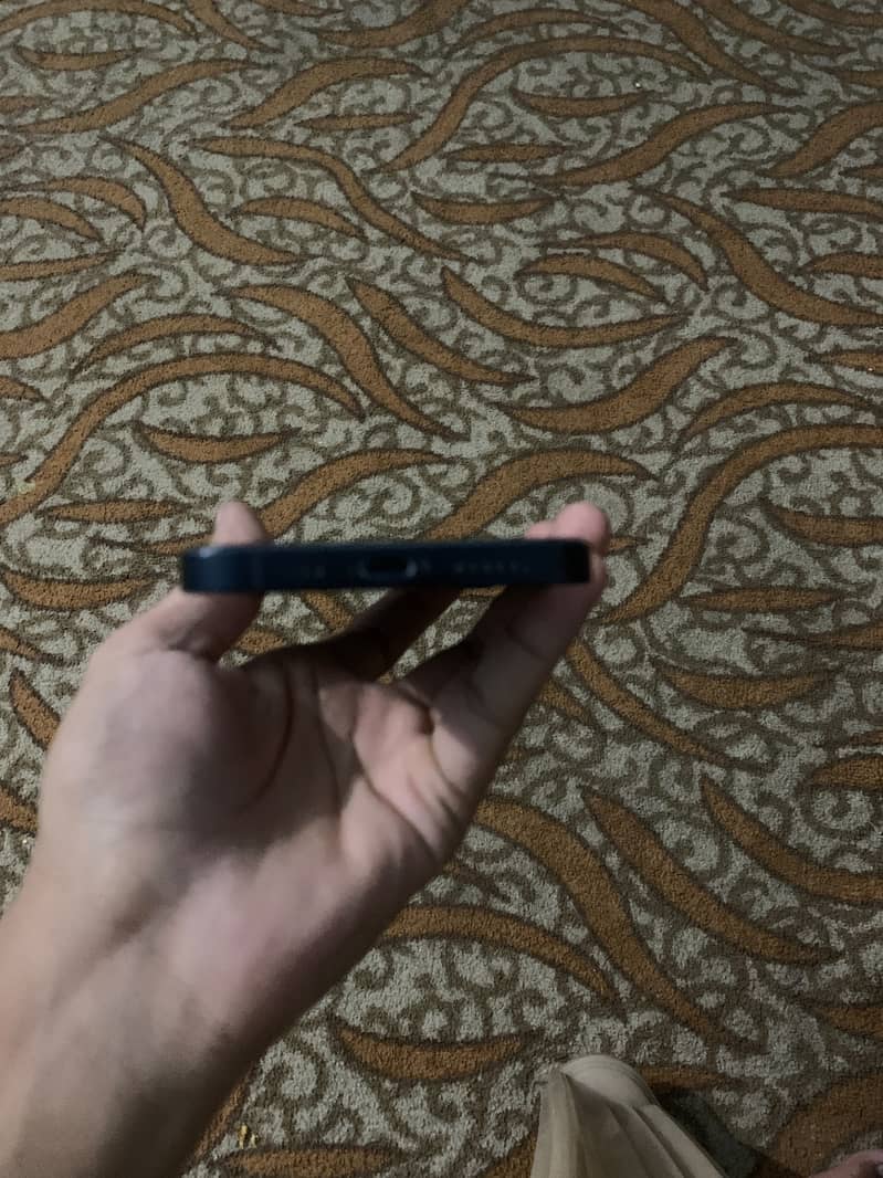Apple iPhone 12 4
