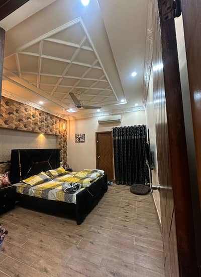 I AM SELLING 8 MARLA SLIGHTLY USED HOUSE IN BAHRIA ORCHARD LAHORE. PHASE 2 J-BLOCK. THE PRICE 230 IS ALMOST FINAL A LITTLE BIT NEGOTIABLE WITH TOKEN