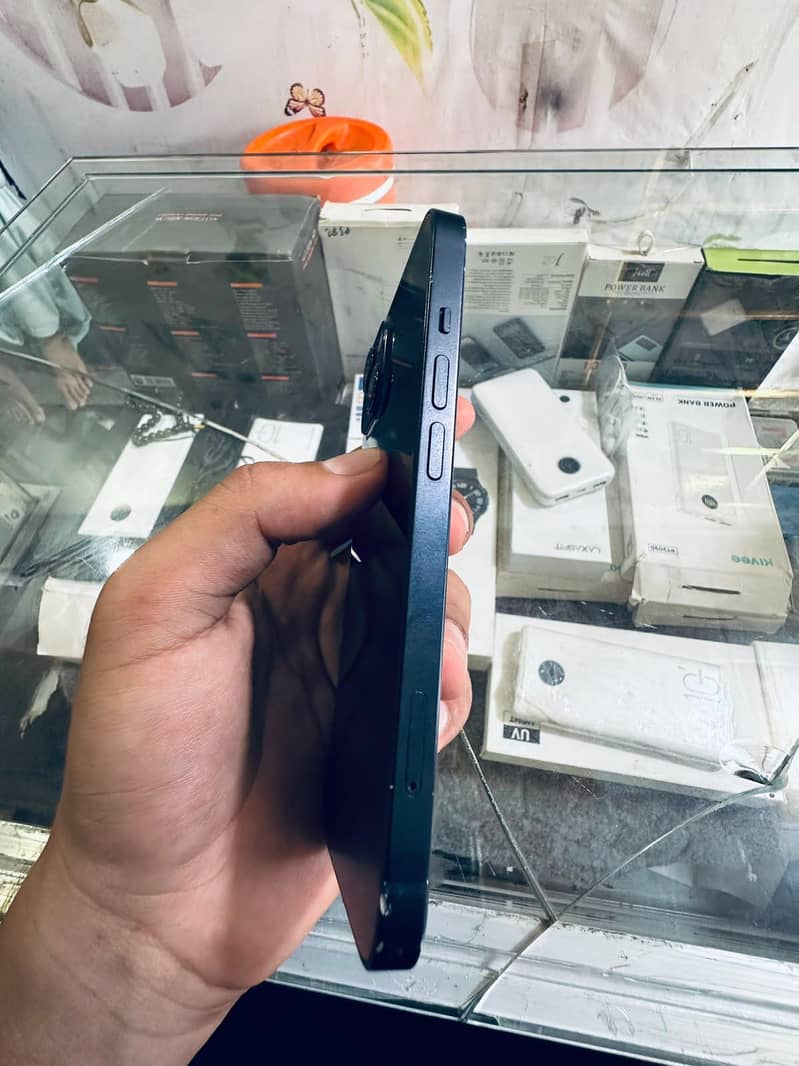 Apple iPhone 13 5
