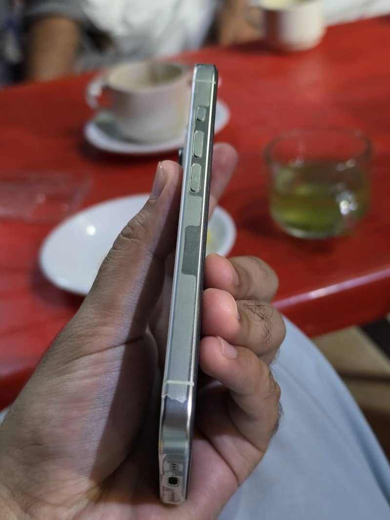 Apple iPhone 15 Pro 4