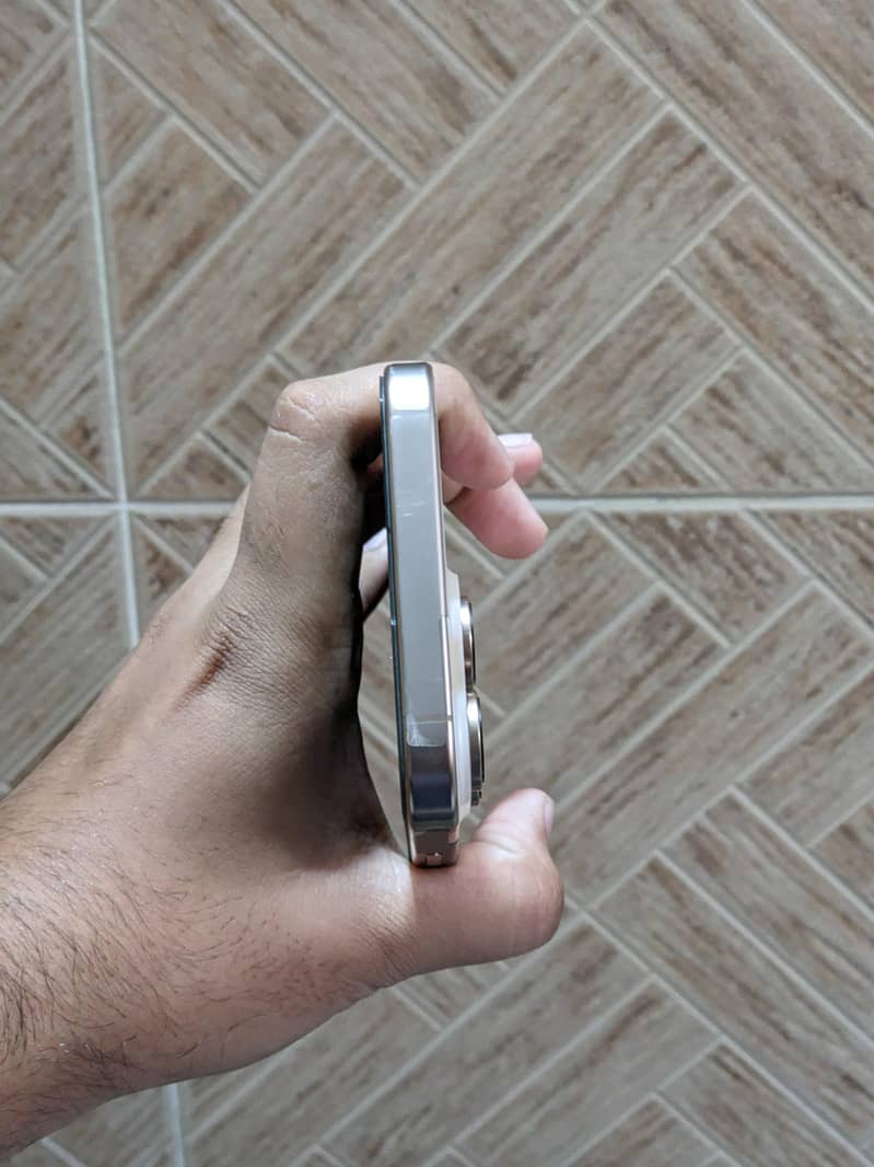 Apple iPhone 16 Pro Max 3