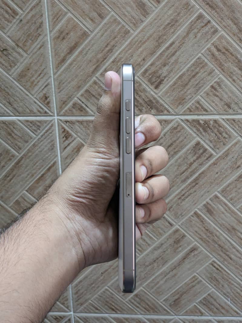 Apple iPhone 16 Pro Max 4