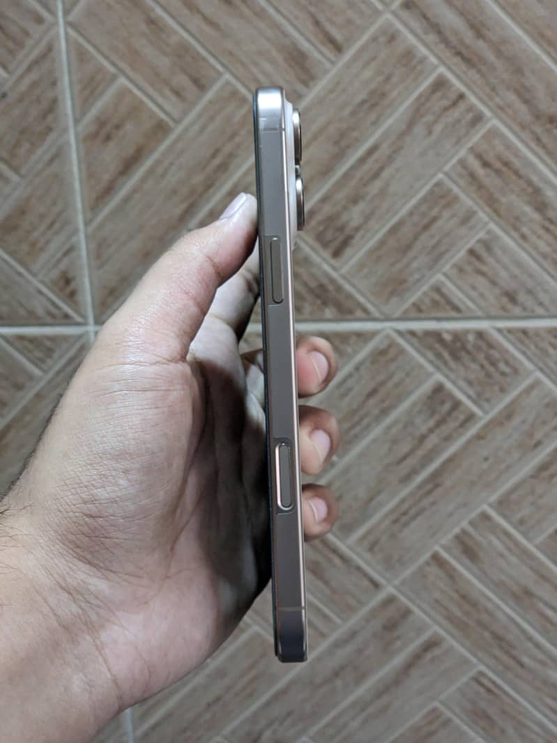 Apple iPhone 16 Pro Max 6