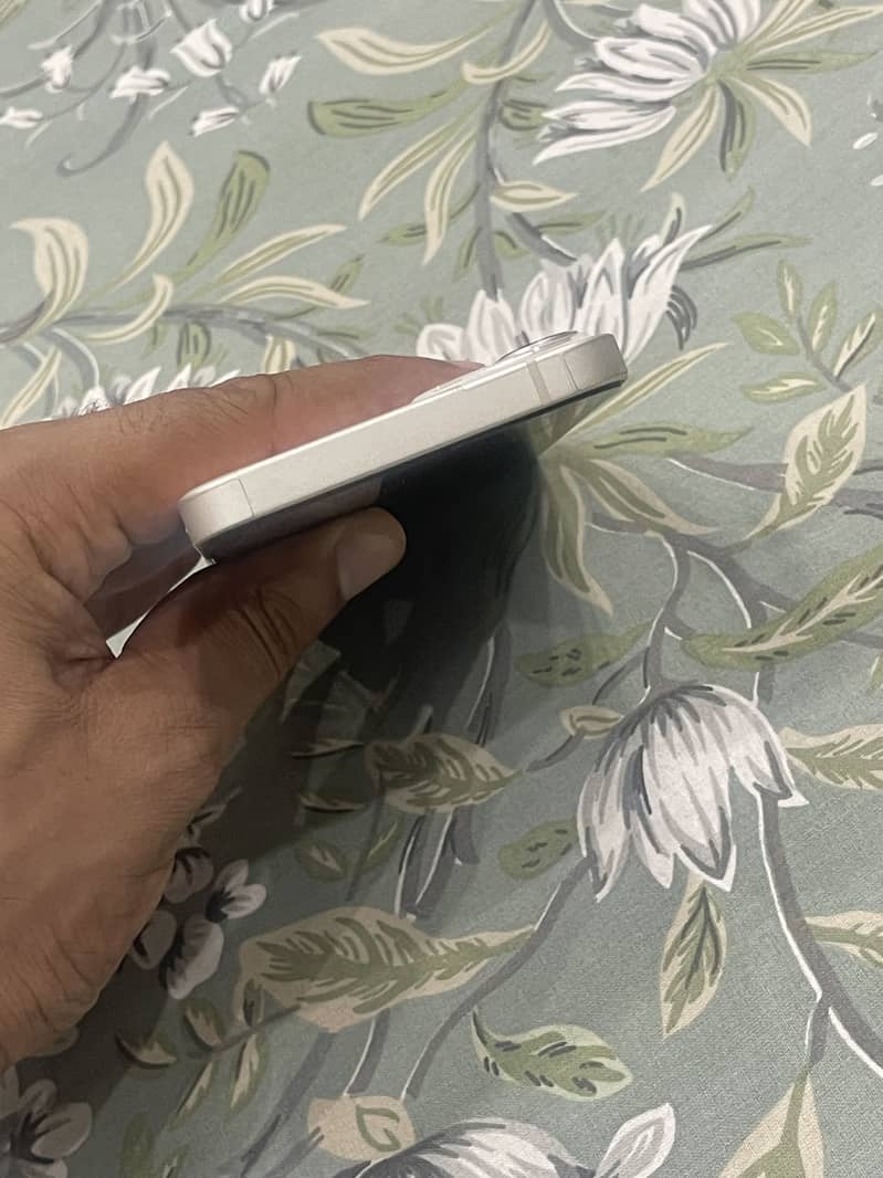 Apple iPhone 13 2