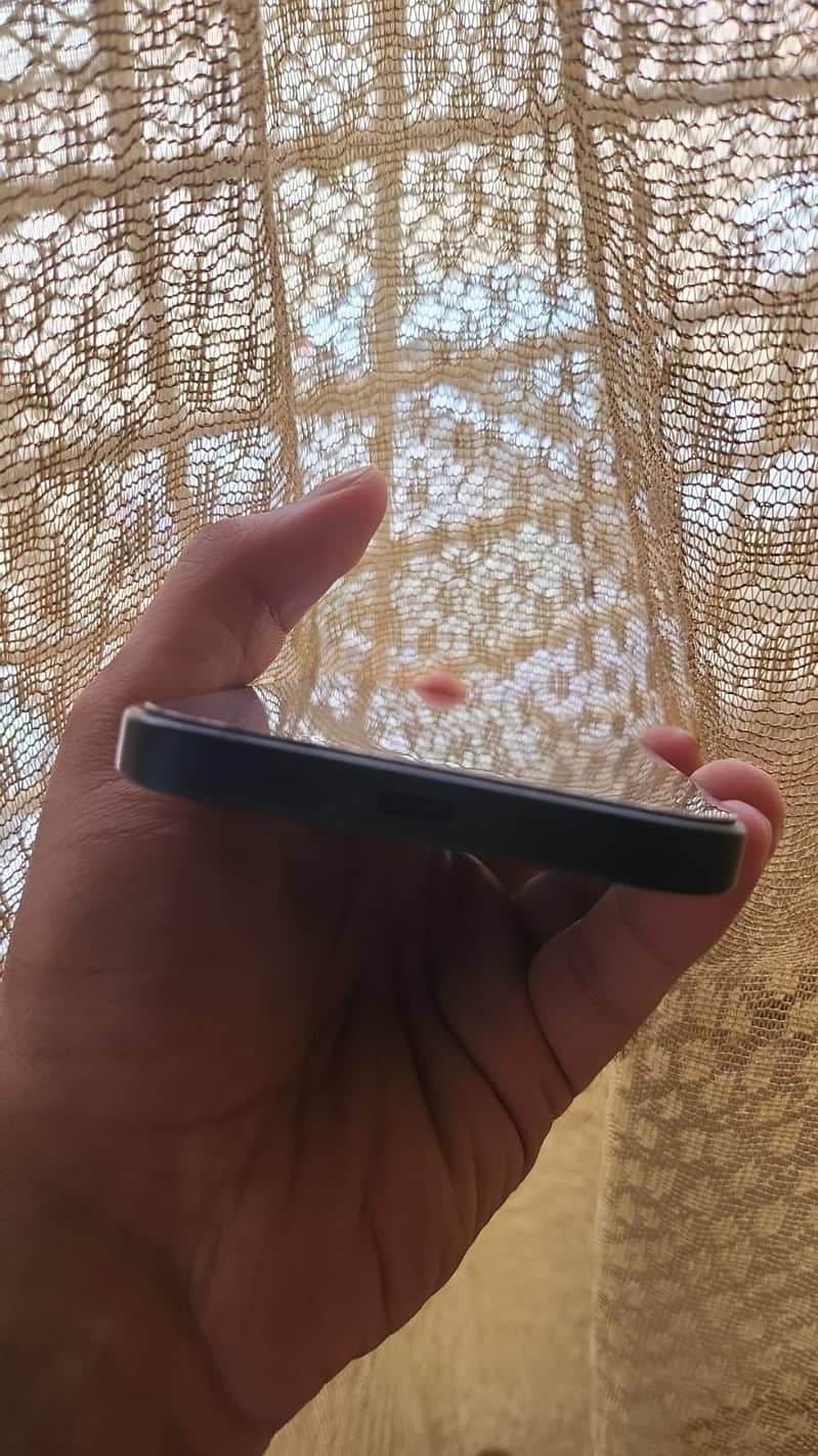Apple iPhone 16 4