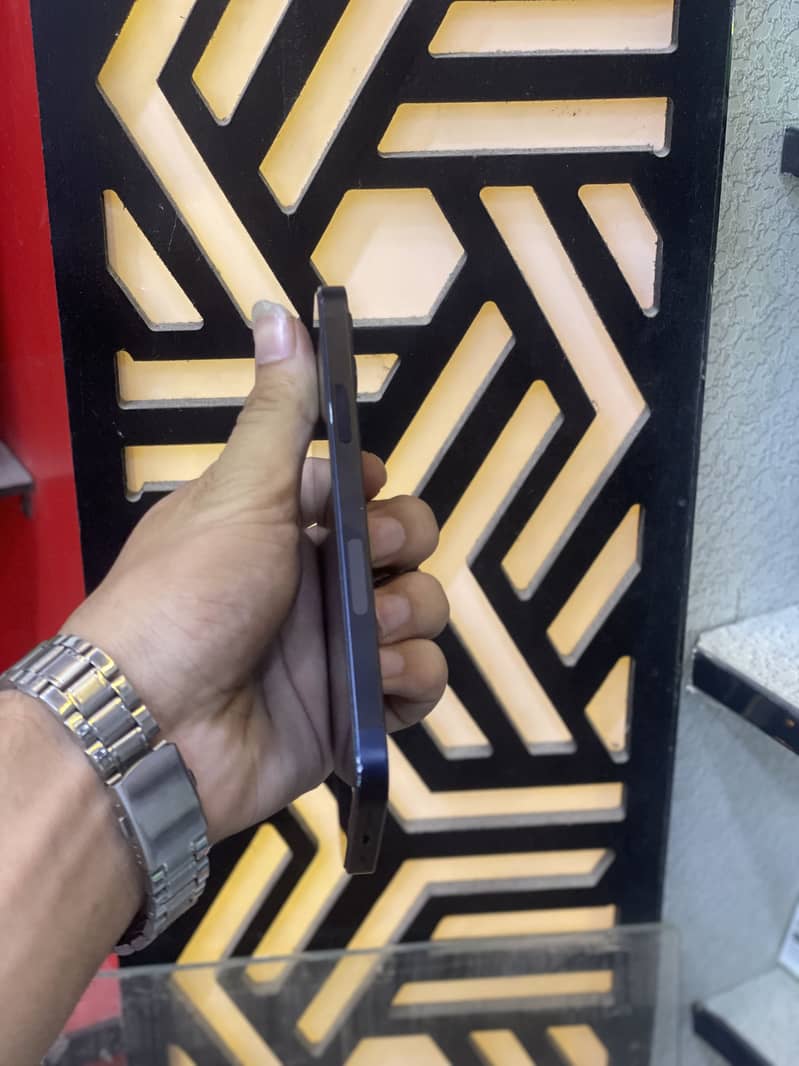 Apple iPhone 12 4