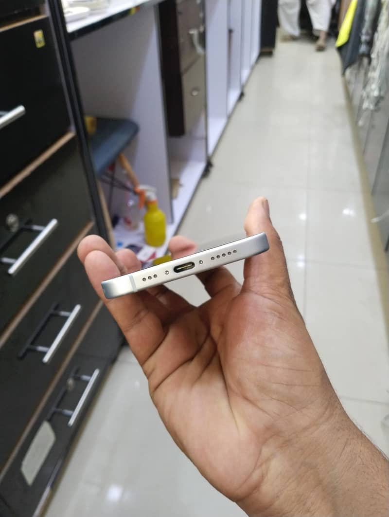 Apple iPhone 15 4
