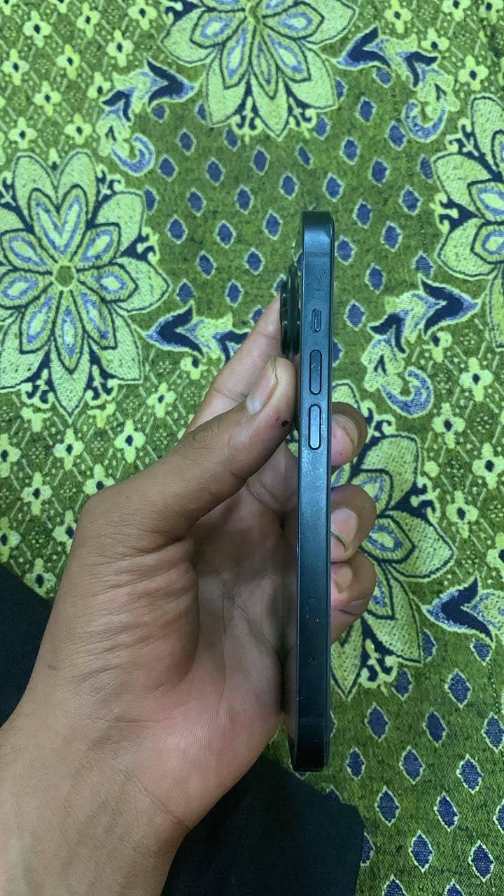 Apple iPhone 13 4
