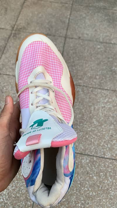 Sports shoes