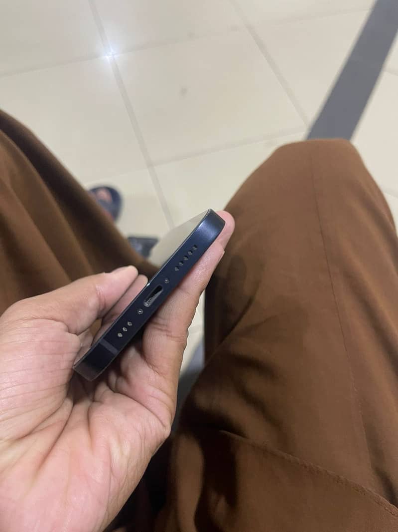 Apple iPhone 12 4