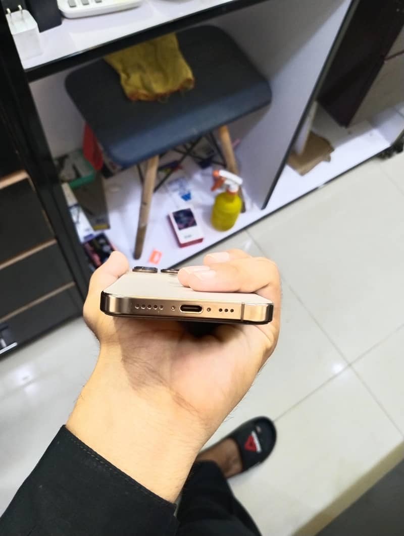 Apple iPhone 16 Pro 0