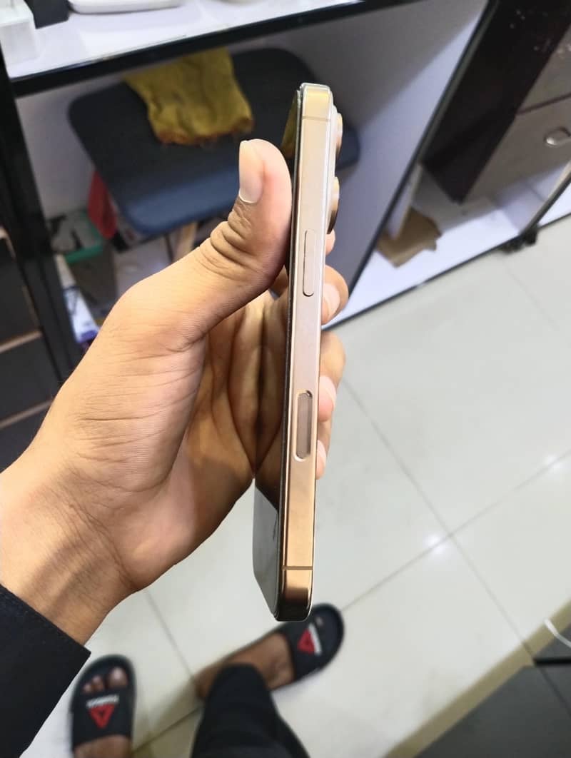 Apple iPhone 16 Pro 1