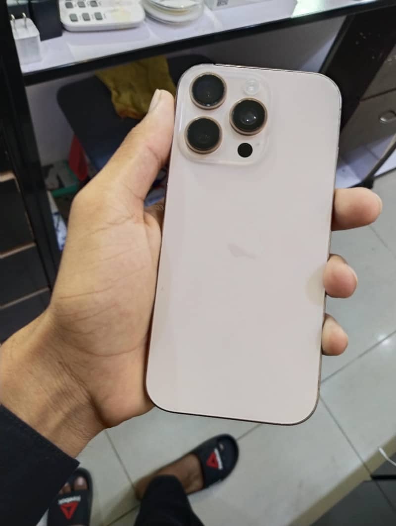 Apple iPhone 16 Pro 3