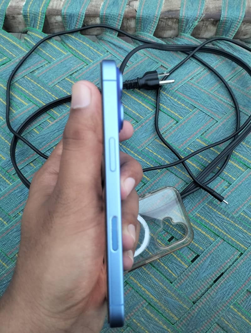 Apple iPhone 16 2