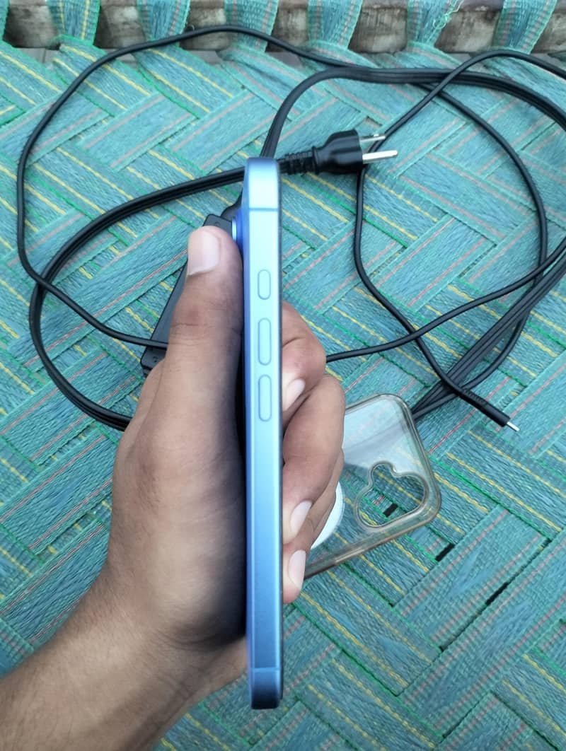 Apple iPhone 16 3