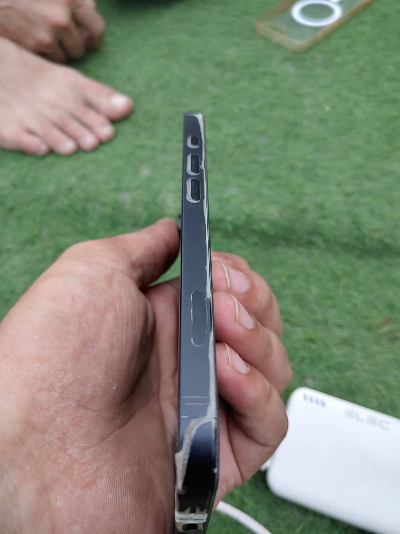Apple iPhone 16e 1