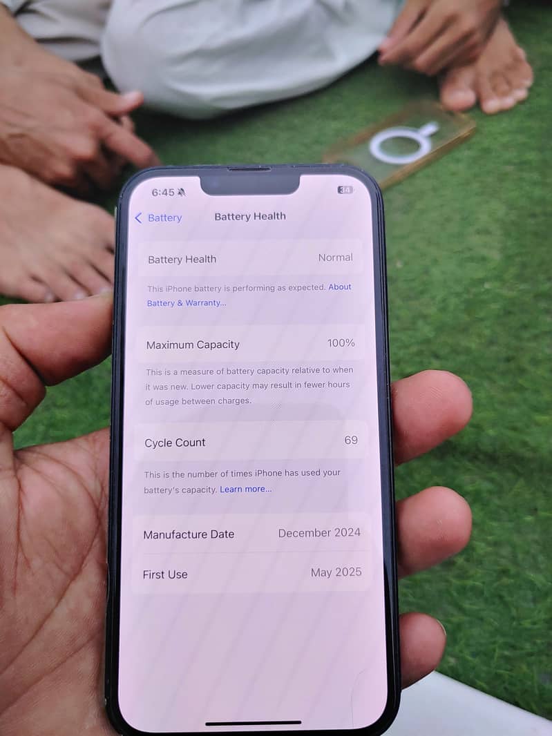 Apple iPhone 16e 3