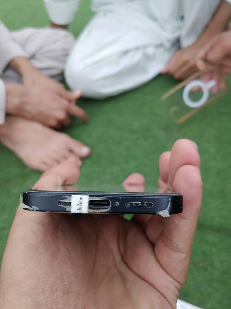 Apple iPhone 16e 4