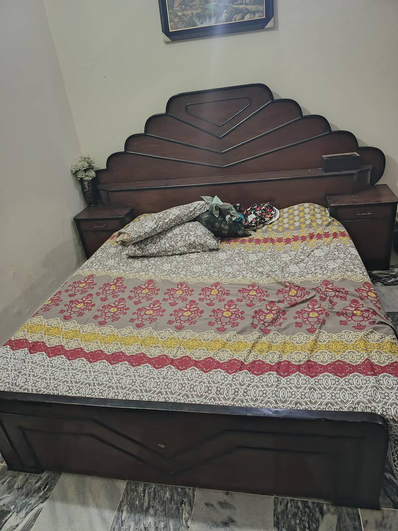 Queen Bed and Dressing 0