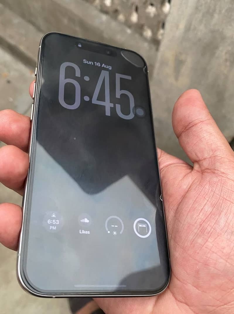Apple iPhone 15 Pro 4