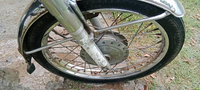 Honda 125 red color