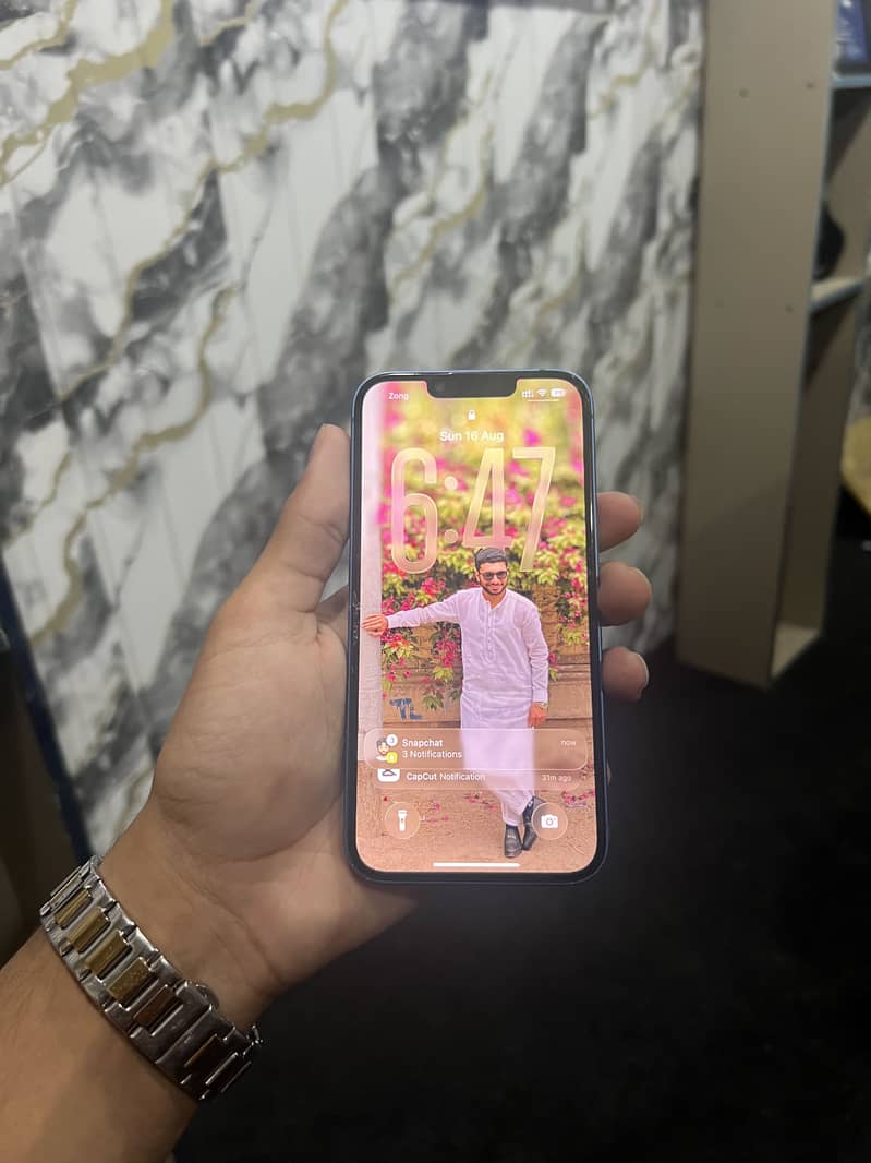 Apple iPhone 13 4