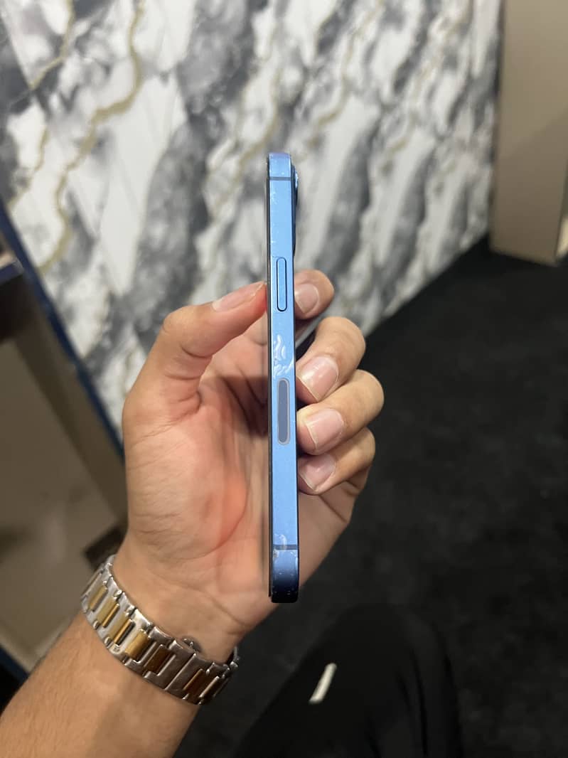 Apple iPhone 13 5