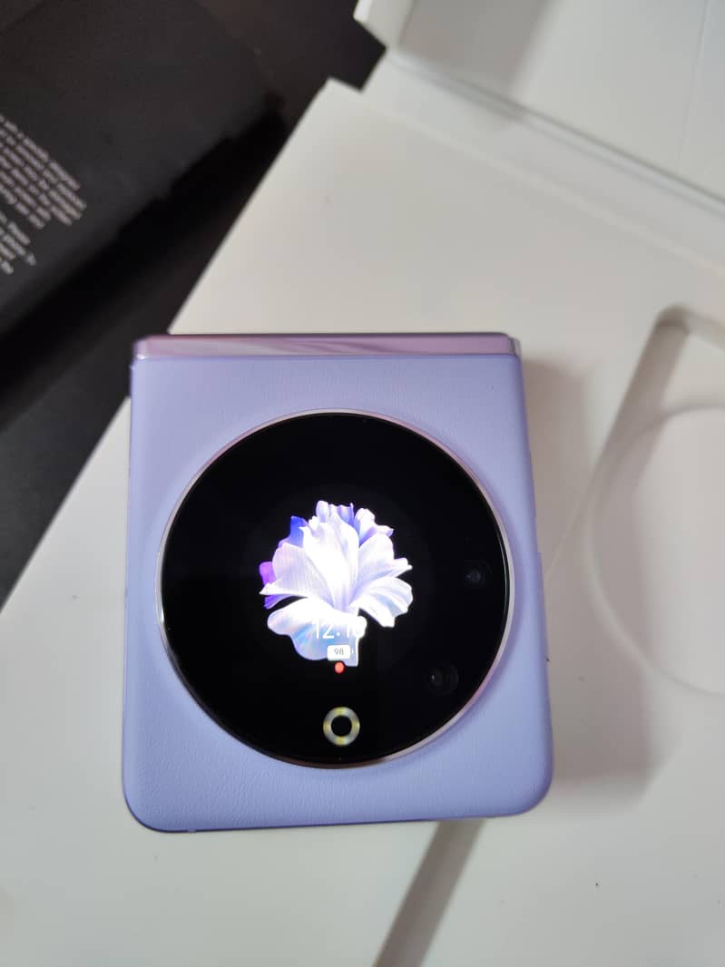 Tecno Phantom V Flip 1