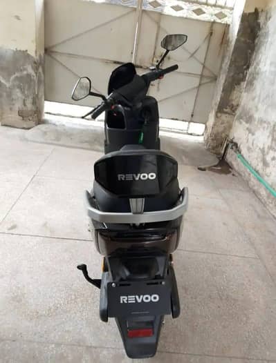 Revoo A12 electric scooter