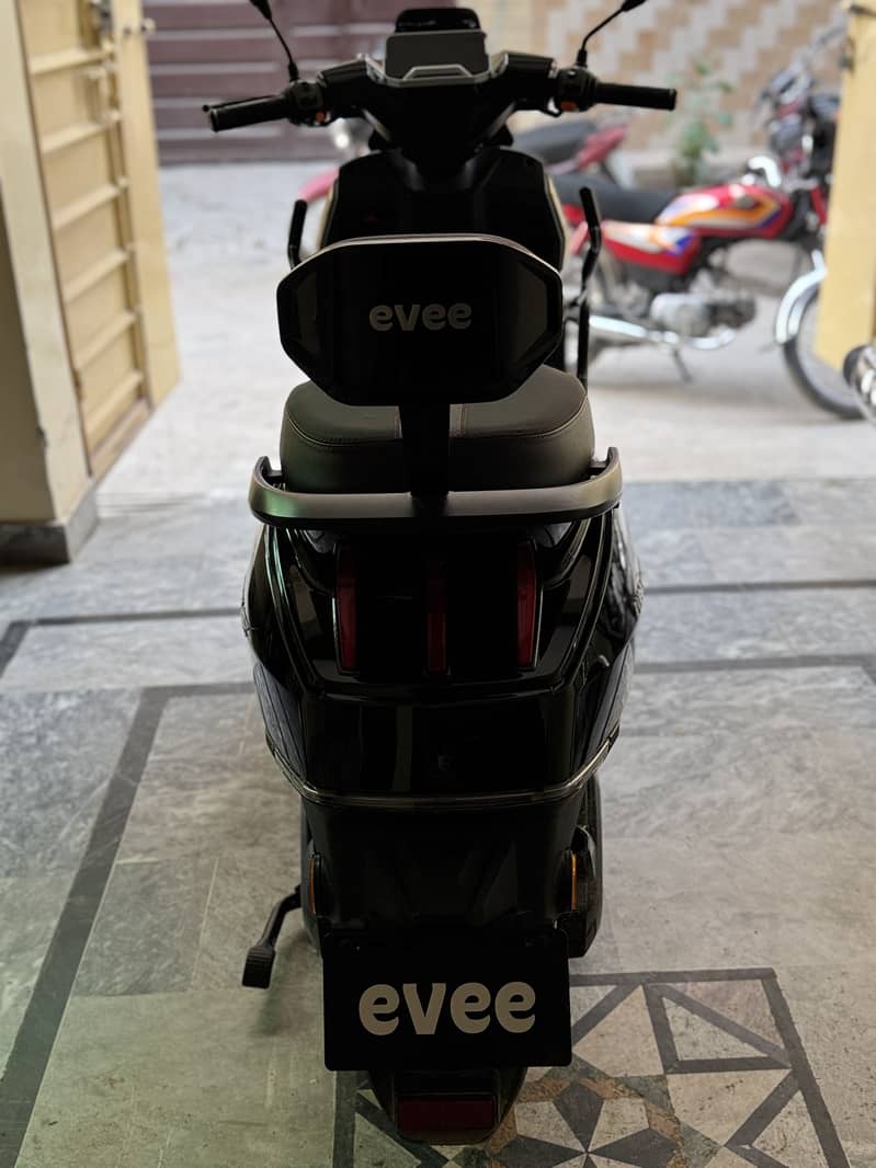 Evee SQUBE 11
