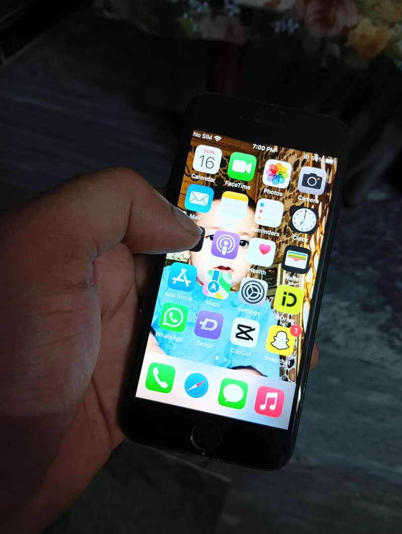 Apple iPhone 7 2