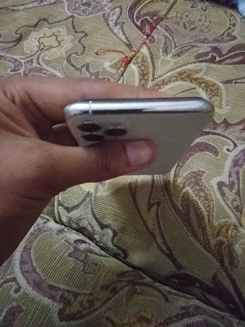 Apple iPhone 11 Pro 2