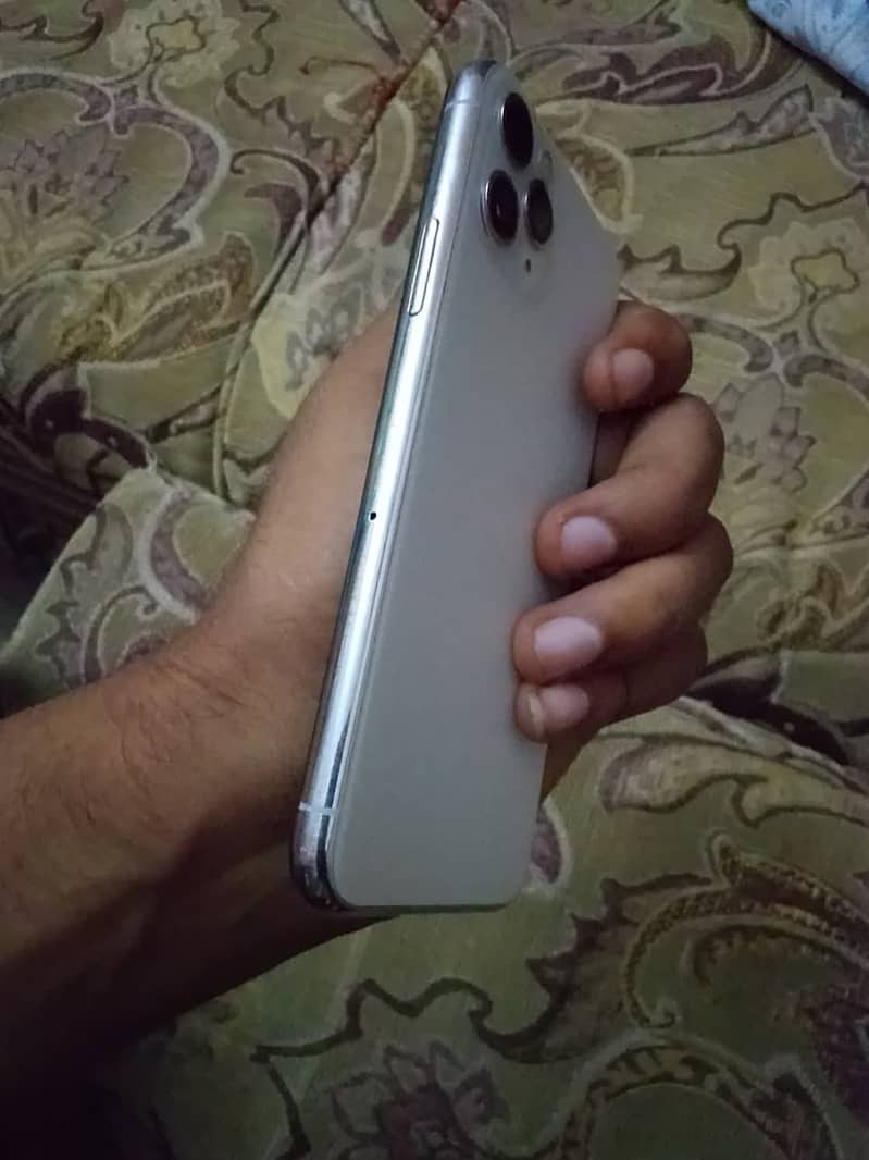 Apple iPhone 11 Pro 4