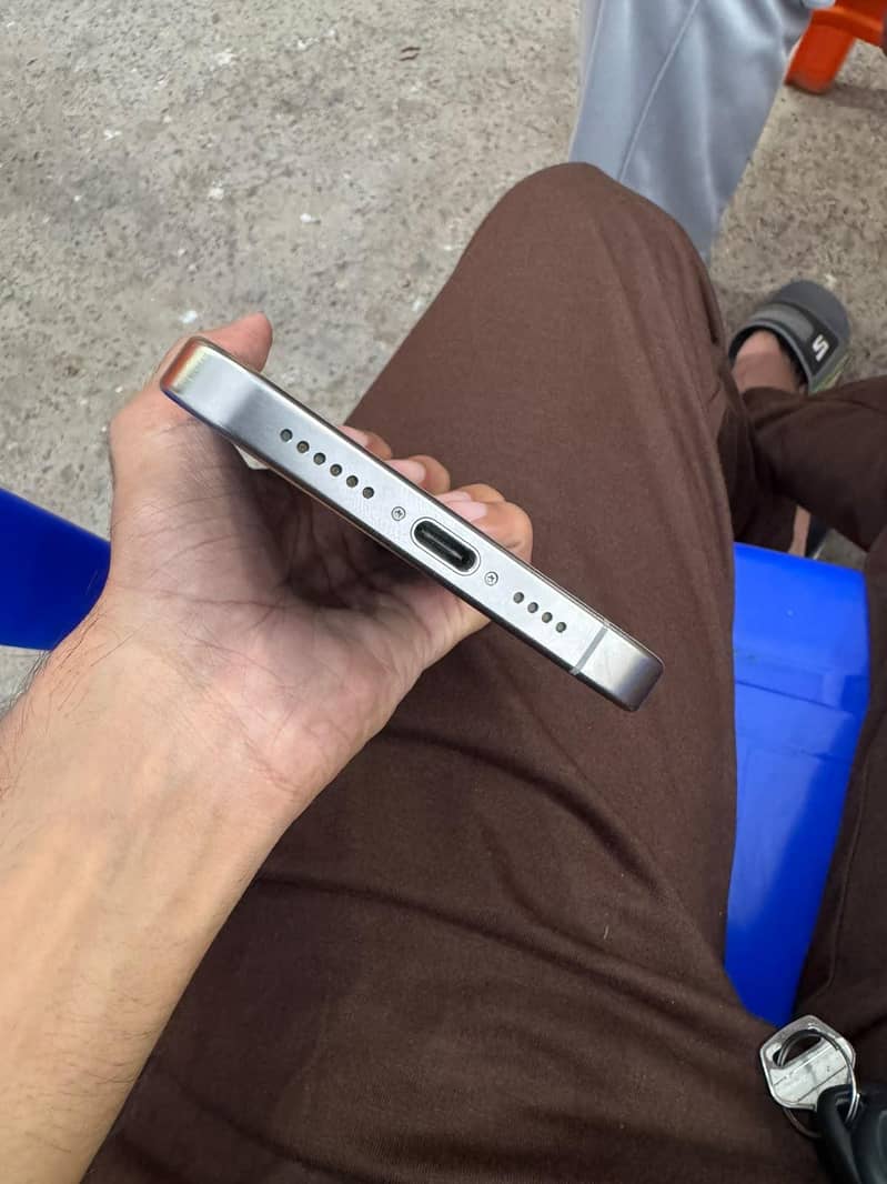 Apple iPhone 15 Pro Max 4