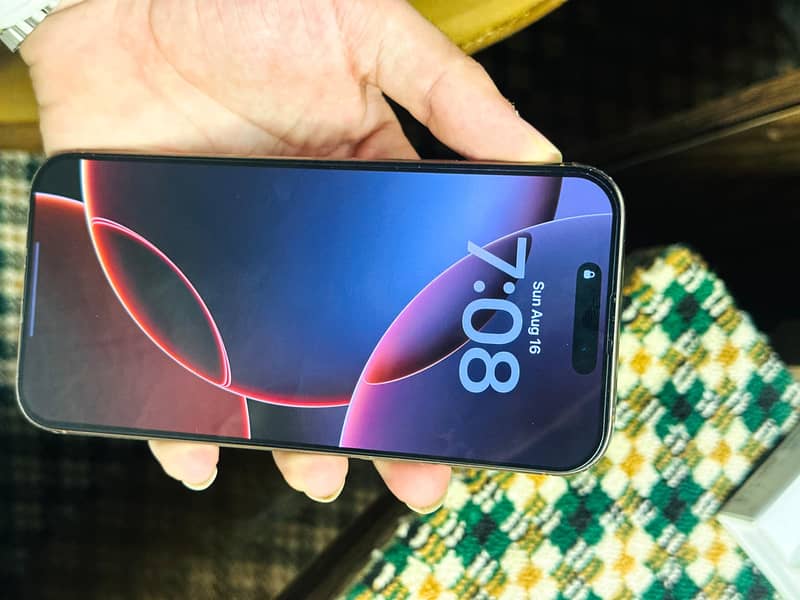 iPhone 16 Pro Max 4