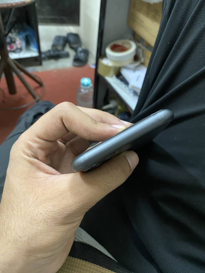 Apple iPhone 11 3