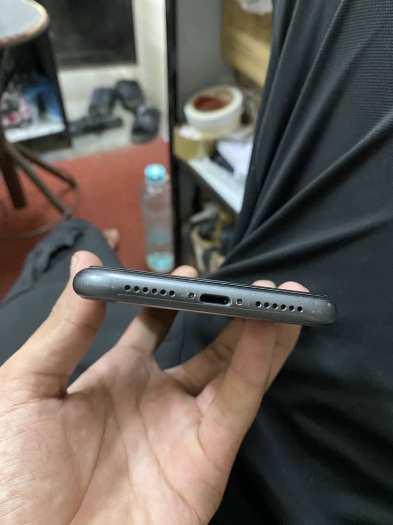 Apple iPhone 11 4
