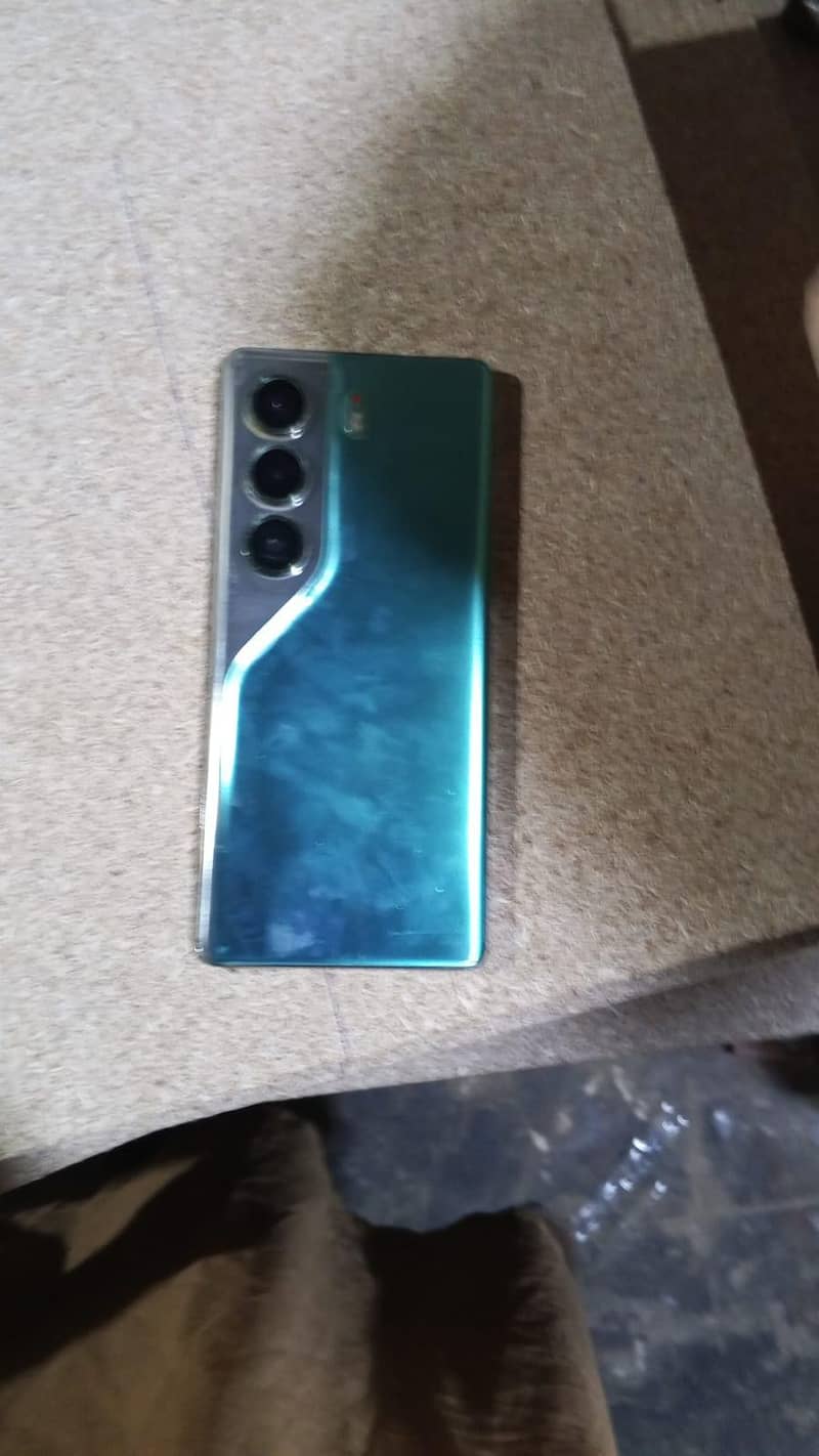 Tecno CAMON 40 Pro 1