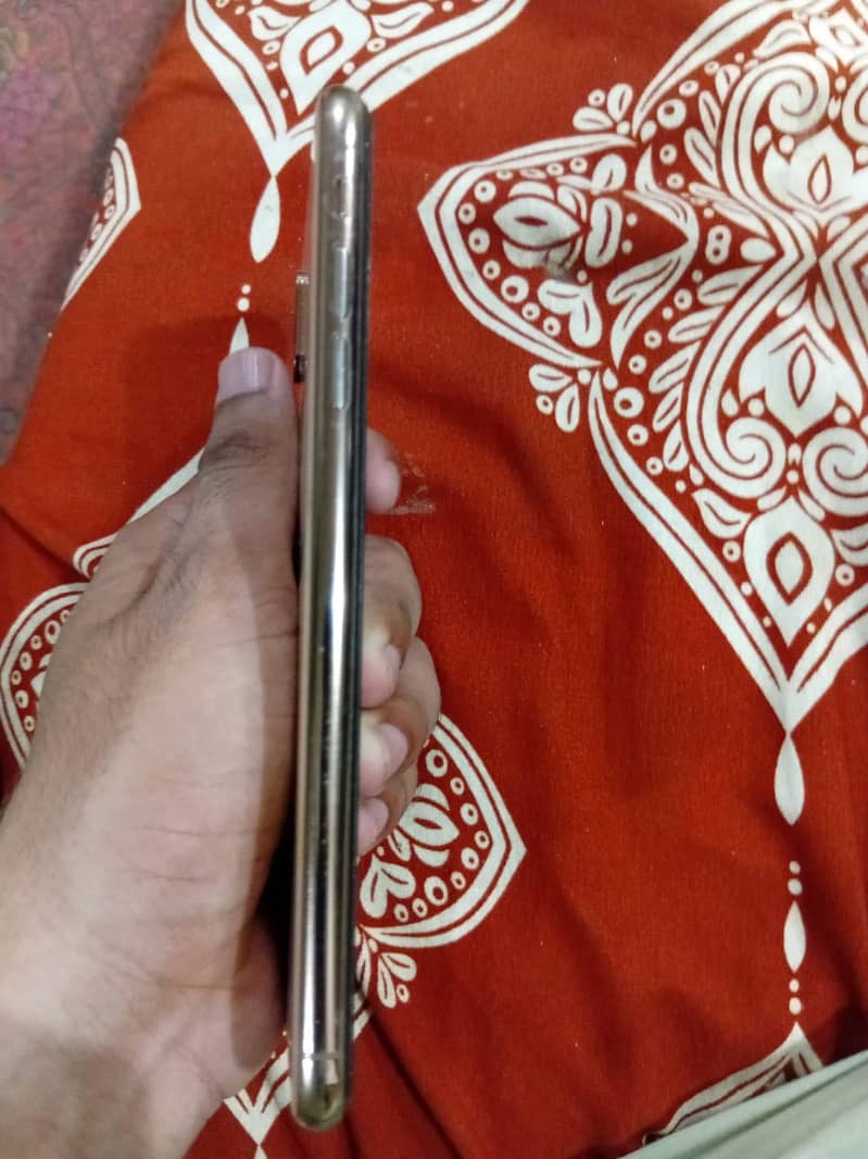 Apple iPhone XS Max 3