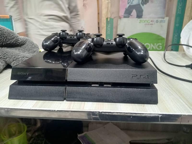 Ps4 console with two controller 1