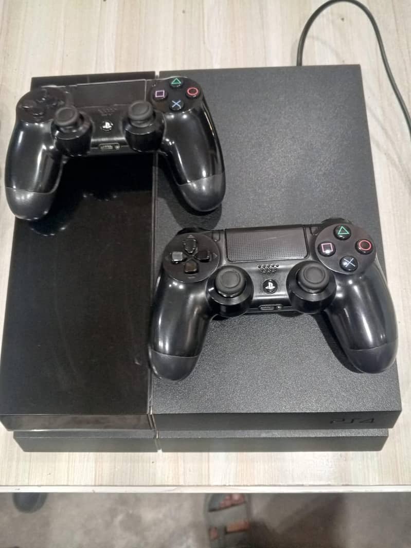 Ps4 console with two controller 2